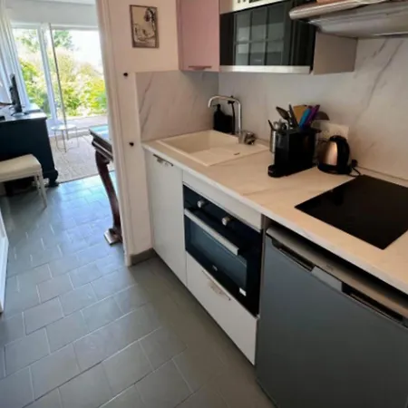 On Garden Level - Sea View דירה