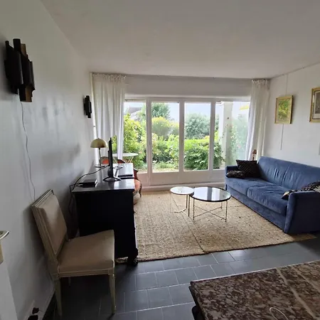 On Garden Level - Sea View דירה *